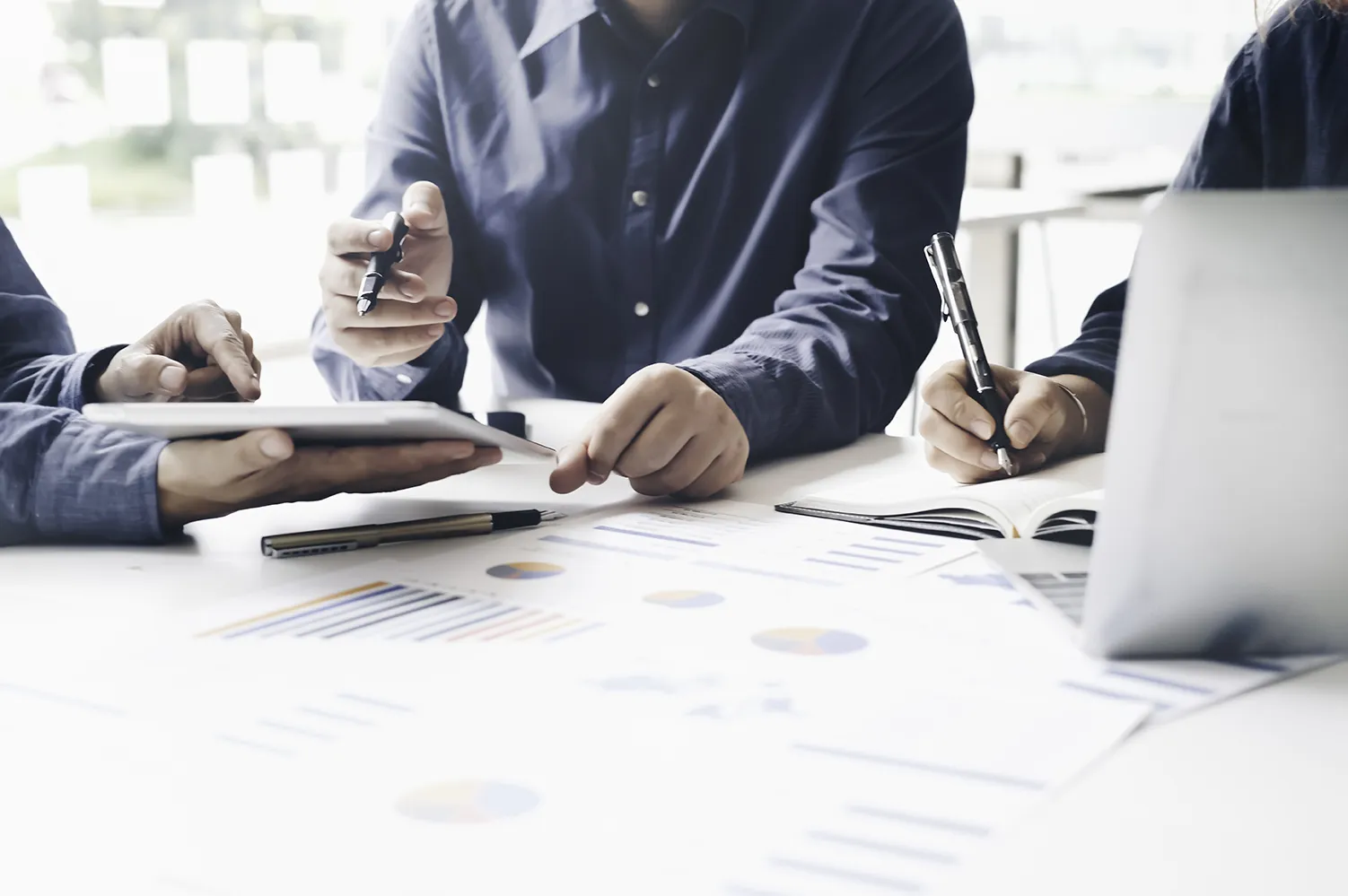 SP Consulting - Unternehmensberatung - Treffen asiatischer Unternehmensberater zur Analyse und Diskussion der Situation im Finanzbericht im Besprechungsraum